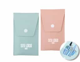 Mantenha seus pincéis organizados e protegidos durante o dia a dia. O nosso kit contém: 1 Pincel para pó, 1 pincel língua de gato para base, 1 pincel chanfrado para sombras, 1 pincel para esfumar, 1 pincel para lábios, 1 pincel para sombras, 1 pincel língua de gato pequeno, 1 pincel de escovinha, tudo isso em um lindo estojo de couro sintético. O item perfeito para presentear os amantes da beleza.