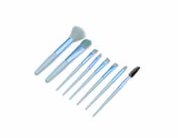 Mantenha seus pincéis organizados e protegidos durante o dia a dia. O nosso kit contém: 1 Pincel para pó, 1 pincel língua de gato para base, 1 pincel chanfrado para sombras, 1 pincel para esfumar, 1 pincel para lábios, 1 pincel para sombras, 1 pincel língua de gato pequeno, 1 pincel de escovinha, tudo isso em um lindo estojo de couro sintético. O item perfeito para presentear os amantes da beleza.