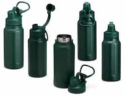 Esta garrafa térmica feita em inox 304, com capacidade de 750ml, é uma aliada confiável para manter sua bebida preferida sempre na temperatura certa. Com um design em faixas de relevo e tampa com alça, ela é fácil de transportar e possui uma proteção extra no bocal para manter tudo seguro e higiênico. Ideal para levar o calor do café ou a refrescância da água gelada onde quer que você vá!