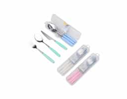 Nosso kit de talheres de três peças é perfeito para aproveitar as delícias de uma refeição de forma prática e organizada. Composto por faca, garfo e colher, feitos em metal e plástico para garantir um manuseio firme, além de proteção e organização. O kit acompanha um estojo plástico, tornando-se ideal para levar na bolsa, seja em viagens, acampamentos ou no dia a dia de trabalho, proporcionando facilidade em todos os momentos.