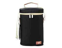 Bebidas geladinhas e frescas por muito mais tempo! O nosso porta-garrafas térmico é excelente para garantir a temperatura das bebidas em qualquer lugar. Feito em nylon com detalhes em couro sintético, contém divisória integrada à bolsa. Ele comporta até duas garrafas e ainda conta com um suporte para abridor ou outros acessórios. Além disso, vem com alça de mão e alça de ombro ajustável e removível para maior conforto e praticidade. E para torná-lo ainda mais especial, oferece espaço para personalização, deixando-o único e exclusivo.