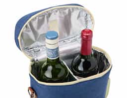 Bebidas geladinhas e frescas por muito mais tempo! O nosso porta-garrafas térmico é excelente para garantir a temperatura das bebidas em qualquer lugar. Feito em nylon com detalhes em couro sintético, contém divisória integrada à bolsa. Ele comporta até duas garrafas e ainda conta com um suporte para abridor ou outros acessórios. Além disso, vem com alça de mão e alça de ombro ajustável e removível para maior conforto e praticidade. E para torná-lo ainda mais especial, oferece espaço para personalização, deixando-o único e exclusivo.