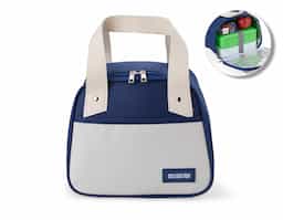 Leve lanches, petiscos ou refeições para passeios, ou trabalho com a nossa bolsa térmica de 5 litros. Com espaço para diversas delícias, ela é perfeita para manter a qualidade dos alimentos. Resistente à água, produzida em nylon, suas alças são em couro sintético, que oferece um toque de charme à bolsa. Além disso, conta com um bolso frontal para guardanapos, talheres ou o que desejar, e ainda oferece espaço para personalização.