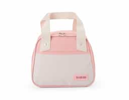 Leve lanches, petiscos ou refeições para passeios, ou trabalho com a nossa bolsa térmica de 5 litros. Com espaço para diversas delícias, ela é perfeita para manter a qualidade dos alimentos. Resistente à água, produzida em nylon, suas alças são em couro sintético, que oferece um toque de charme à bolsa. Além disso, conta com um bolso frontal para guardanapos, talheres ou o que desejar, e ainda oferece espaço para personalização.