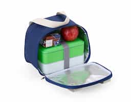 Leve lanches, petiscos ou refeições para passeios, ou trabalho com a nossa bolsa térmica de 5 litros. Com espaço para diversas delícias, ela é perfeita para manter a qualidade dos alimentos. Resistente à água, produzida em nylon, suas alças são em couro sintético, que oferece um toque de charme à bolsa. Além disso, conta com um bolso frontal para guardanapos, talheres ou o que desejar, e ainda oferece espaço para personalização.