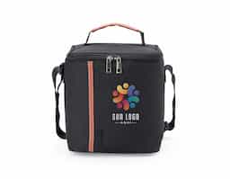 Bolsa térmica com capacidade de 8 litros, ideal para transportar refeições e manter alimentos frescos por mais tempo. Confeccionada em nylon com detalhes em couro sintético, combina resistência, praticidade e um visual elegante. Possui alça de ombro ajustável que proporciona maior conforto no transporte e bolso frontal para acomodar pequenos itens como guardanapos ou talheres. Conta ainda com área destinada à personalização, tornando o produto adequado para ações promocionais e brindes corporativos.
