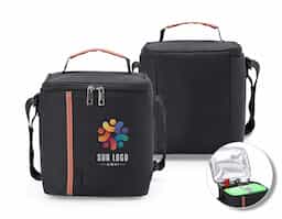 Bolsa térmica com capacidade de 8 litros, ideal para transportar refeições e manter alimentos frescos por mais tempo. Confeccionada em nylon com detalhes em couro sintético, combina resistência, praticidade e um visual elegante. Possui alça de ombro ajustável que proporciona maior conforto no transporte e bolso frontal para acomodar pequenos itens como guardanapos ou talheres. Conta ainda com área destinada à personalização, tornando o produto adequado para ações promocionais e brindes corporativos.
