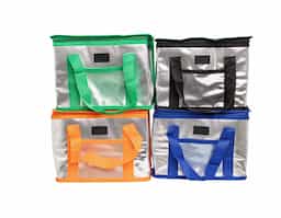 Essa bolsa térmica é o acessório ideal para quem busca praticidade e versatilidade. Feita com materiais de isolamento térmico de alta qualidade, mantém os alimentos frescos e na temperatura certa por muito mais tempo. Seja para viagens, trabalho, escola ou atividades ao ar livre, ela garante que os lanches e refeições estejam sempre bem conservados. Com um design compacto, leve e fácil de transportar, sua parte interna é espaçosa e acomoda diferentes tipos de alimentos de forma organizada. Além disso, conta com um bolso telado externo, perfeito para itens menores e de fácil acesso.