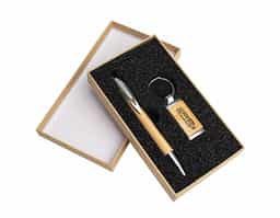 Este kit é a escolha ideal para quem aprecia praticidade e um design natural. O estojo com espuma interna mantém a caneta e o chaveiro bem organizados e protegidos, prontos para o uso. Combinando metal e bambu, as peças têm um visual elegante e resistente, destacando a beleza natural do bambu em cada detalhe. Uma opção funcional e charmosa, perfeita para o dia a dia ou para presentear com bom gosto e simplicidade.