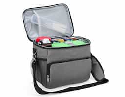 Leve praticidade e estilo para seu dia com esta incrível bolsa térmica de poliéster! Com dois compartimentos + um bolso telado internamente, ela oferece a capacidade perfeita para manter suas refeições e bebidas fresquinhas onde quer que você vá. O revestimento térmico em PEVA atóxico, com costura soldada, garante um isolamento impecável e à prova de vazamentos. Equipada com alça de mão e alça transversal ajustável e removível, essa bolsa é versátil e confortável para qualquer ocasião. Os bolsos laterais telados completam o design, oferecendo ainda mais espaço para os pequenos itens essenciais. Ideal para quem busca praticidade sem abrir mão do charme!