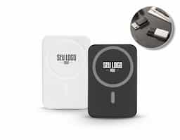Bateria portátil feita com ABS 100% reciclado, possui capacidade de 5.000 mAh, oferecendo uma vida útil superior a 300 ciclos. Com carregamento rápido de 15W, ela é compatível com dispositivos que suportam carregamento sem fio. Inclui grip magnético para smartphones sem magnetismo e cabo USB-C. 