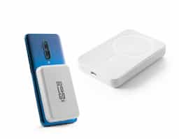 Bateria portátil feita com ABS 100% reciclado, possui capacidade de 5.000 mAh, oferecendo uma vida útil superior a 300 ciclos. Com carregamento rápido de 15W, ela é compatível com dispositivos que suportam carregamento sem fio. Inclui grip magnético para smartphones sem magnetismo e cabo USB-C. 