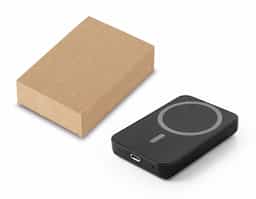 Bateria portátil feita com ABS 100% reciclado, possui capacidade de 5.000 mAh, oferecendo uma vida útil superior a 300 ciclos. Com carregamento rápido de 15W, ela é compatível com dispositivos que suportam carregamento sem fio. Inclui grip magnético para smartphones sem magnetismo e cabo USB-C. 