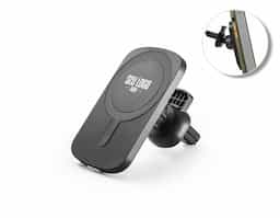 Suporte de carro com carregador magnético wireless rápido, feito de ABS reciclado e silicone. Fixação na ventilação do carro com clipe, entrada USB-C e cabo USB-A/USB-C para carregamento de até 15W. Inclui grip magnético extra para smartphones sem tecnologia de carregamento sem fio. Compatível com dispositivos que suportam carregamento wireless. Ideal para viagens seguras com o smartphone.