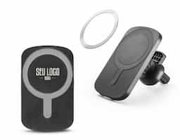 Suporte de carro com carregador magnético wireless rápido, feito de ABS reciclado e silicone. Fixação na ventilação do carro com clipe, entrada USB-C e cabo USB-A/USB-C para carregamento de até 15W. Inclui grip magnético extra para smartphones sem tecnologia de carregamento sem fio. Compatível com dispositivos que suportam carregamento wireless. Ideal para viagens seguras com o smartphone.