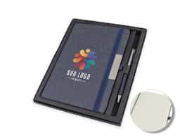 Kit executivo de duas peças, produzido com metal e tecido em rPET reciclado, combina elegância e praticidade. Inclui uma caderneta com 80 folhas pautadas na cor marfim, suporte para caneta, elástico para lacre e uma caneta esferográfica azul com acionamento por rotação. Acompanha estojo de papelão com tampa, ideal para presentear ou armazenar com cuidado.