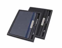 Kit executivo de duas peças, produzido com metal e tecido em rPET reciclado, combina elegância e praticidade. Inclui uma caderneta com 80 folhas pautadas na cor marfim, suporte para caneta, elástico para lacre e uma caneta esferográfica azul com acionamento por rotação. Acompanha estojo de papelão com tampa, ideal para presentear ou armazenar com cuidado.