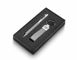 Este kit une elegância e sustentabilidade, ideal para quem valoriza o meio ambiente. A caneta e o chaveiro metálicos têm acabamento em rPET, material reciclado de garrafas plásticas, ajudando na redução de resíduos. Vem em um estojo com espuma para proteger e organizar os itens. Perfeito para uso pessoal ou como presente consciente e estiloso.