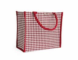 A nossa sacola estampada é a combinação perfeita de elegância e praticidade. Feita em poliéster, com um charmoso padrão pied-de-poule, ela traz um toque clássico e sofisticado. Espaçosa e funcional, é ideal para levar tudo o que você precisa no dia a dia, do trabalho aos passeios de fim de semana. Suas alças costuradas internamente são reforçadas e garantem conforto, enquanto o botão de pressão com aparência semelhante a uma pérola oferece segurança para seus pertences. Um acessório versátil que transforma qualquer visual.