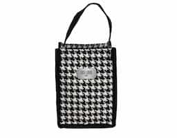 A nossa sacola compacta estampada é a combinação perfeita de elegância e praticidade. Feita em poliéster, com um charmoso padrão pied-de-poule, ela traz um toque clássico e sofisticado. Funcional, é ideal para levar aqueles itens que podem facilmente se perder em bolsas maiores no dia a dia. Sua alça permite transportá-la para qualquer lugar com conforto. Um acessório pequeno no tamanho, mas grande na versatilidade de transformar qualquer visual.