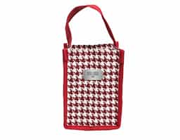 A nossa sacola compacta estampada é a combinação perfeita de elegância e praticidade. Feita em poliéster, com um charmoso padrão pied-de-poule, ela traz um toque clássico e sofisticado. Funcional, é ideal para levar aqueles itens que podem facilmente se perder em bolsas maiores no dia a dia. Sua alça permite transportá-la para qualquer lugar com conforto. Um acessório pequeno no tamanho, mas grande na versatilidade de transformar qualquer visual.