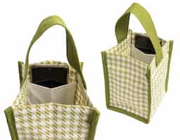 A nossa sacola compacta estampada é a combinação perfeita de elegância e praticidade. Feita em poliéster, com um charmoso padrão pied-de-poule, ela traz um toque clássico e sofisticado. Funcional, é ideal para levar aqueles itens que podem facilmente se perder em bolsas maiores no dia a dia. Sua alça permite transportá-la para qualquer lugar com conforto. Um acessório pequeno no tamanho, mas grande na versatilidade de transformar qualquer visual.