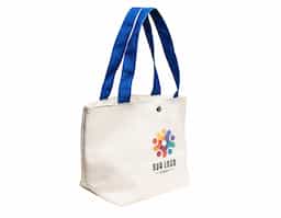Conheça a nossa bolsa de lona, ideal para quem busca um estilo despojado sem abrir mão da funcionalidade! Resistente à água, garante ainda mais proteção para os pertences em qualquer condição. Seu interior possui um tecido que mantém os objetos organizados e seguros, perfeita para o dia a dia ou para aventuras de fim de semana. Leve e durável, a Bolsa de Lona é a combinação perfeita de praticidade e charme.