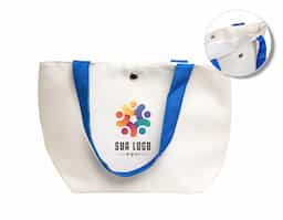 Conheça a nossa bolsa de lona, ideal para quem busca um estilo despojado sem abrir mão da funcionalidade! Resistente à água, garante ainda mais proteção para os pertences em qualquer condição. Seu interior possui um tecido que mantém os objetos organizados e seguros, perfeita para o dia a dia ou para aventuras de fim de semana. Leve e durável, a Bolsa de Lona é a combinação perfeita de praticidade e charme.