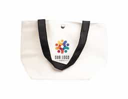 Conheça a nossa bolsa de lona, ideal para quem busca um estilo despojado sem abrir mão da funcionalidade! Resistente à água, garante ainda mais proteção para os pertences em qualquer condição. Seu interior possui um tecido que mantém os objetos organizados e seguros, perfeita para o dia a dia ou para aventuras de fim de semana. Leve e durável, a Bolsa de Lona é a combinação perfeita de praticidade e charme.