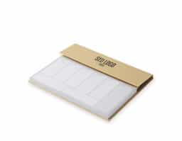 Bloco de anotações em papel Kraft, contendo:  Bloco de Planejamento Semanal com 100 folhas; 6 Sticky notes coloridos; 1 Caneta de Papelão; Acompanha clipes coloridos.