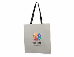 Sacola produzida em algodão cru de 140 g/m², ideal para uso diário ou em eventos. Possui um design simples e funcional, com alças coloridas que proporcionam um toque de contraste e estilo. Resistente e reutilizável, é uma opção prática e sustentável para transportar objetos com leveza e durabilidade.