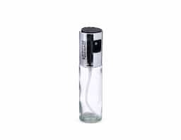 Conheça o nosso spray perfeito para azeite, óleo, vinagre e mais, que combina praticidade e elegância na sua cozinha. Com vidro transparente e tampa prateada, ele é estiloso e resistente. Seu spray distribui o líquido de forma uniforme, ideal para temperar saladas, grelhados e finalizar pratos. Com capacidade de 100ml, é fácil de limpar e ajuda a controlar a quantidade de gordura nas refeições, sendo perfeito para uma dieta equilibrada. Um ótimo presente para quem ama cozinhar com eficiência!