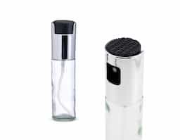 Conheça o nosso spray perfeito para azeite, óleo, vinagre e mais, que combina praticidade e elegância na sua cozinha. Com vidro transparente e tampa prateada, ele é estiloso e resistente. Seu spray distribui o líquido de forma uniforme, ideal para temperar saladas, grelhados e finalizar pratos. Com capacidade de 100ml, é fácil de limpar e ajuda a controlar a quantidade de gordura nas refeições, sendo perfeito para uma dieta equilibrada. Um ótimo presente para quem ama cozinhar com eficiência!