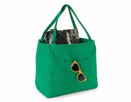 Descubra a praticidade e a durabilidade desta bolsa espaçosa e versátil! Com um design funcional, ela oferece — interno e externo — para organizar tudo com mais facilidade. Feita de lona e resistente à água, é ideal para qualquer ocasião. Suas alças são reforçadas com costura interna, garantindo segurança e conforto no transporte. E para uma organização impecável, o fundo removível mantém a estrutura firme, proporcionando mais estabilidade e facilitando o acesso aos seus itens essenciais.