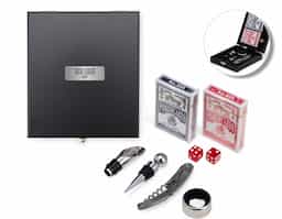 Se divirta enquanto degusta um bom vinho! Nosso kit vinho com 4 peças vem em um estojo feito em MDF com trava de segurança e área interna com berço de espuma. Contém wine collar, tampa de bico, bico condutor com tampa e saca-rolhas metálico com lâmina de corte e abridor de garrafa. Acompanham ainda 2 baralhos completos + 2 dados para uma noite completa de jogos, e uma plaquinha metálica para personalização. Azar é ainda não ter um kit desse!