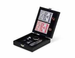Se divirta enquanto degusta um bom vinho! Nosso kit vinho com 4 peças vem em um estojo feito em MDF com trava de segurança e área interna com berço de espuma. Contém wine collar, tampa de bico, bico condutor com tampa e saca-rolhas metálico com lâmina de corte e abridor de garrafa. Acompanham ainda 2 baralhos completos + 2 dados para uma noite completa de jogos, e uma plaquinha metálica para personalização. Azar é ainda não ter um kit desse!