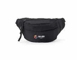 Nossa pochete feita em poliéster combina estilo e praticidade, perfeita para quem busca organização no dia a dia. Com três compartimentos bem distribuídos, ela oferece um bolso traseiro seguro e de fácil acesso, um bolso central com rede interna para separar e organizar itens, além de um bolso frontal ideal para objetos menores, proporcionando praticidade na hora de encontrar o que você precisa. Com alça de nylon ajustável para se adaptar a cada pessoa, essa pochete é um acessório atemporal que voltou com tudo, acrescentando um charme especial a qualquer look!