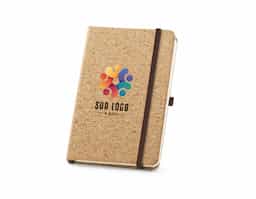 Caderno A5 de capa dura em cortiça, com 80 folhas lisas cor marfim feitas de papel de gestão florestal sustentável. Inclui fita separadora, suporte para esferográfica (não inclusa) e elástico para fecho. Dimensões: 140 x 210 mm.