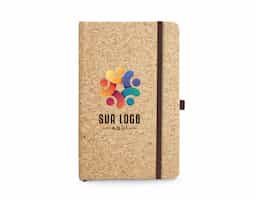 Caderno A5 de capa dura em cortiça, com 80 folhas lisas cor marfim feitas de papel de gestão florestal sustentável. Inclui fita separadora, suporte para esferográfica (não inclusa) e elástico para fecho. Dimensões: 140 x 210 mm.