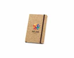 Caderno A6 de capa dura em cortiça, com 80 folhas lisas cor marfim feitas de papel de gestão florestal sustentável. Inclui fita separadora e elástico para fecho.