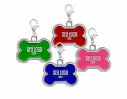 Chaveiro em formato de osso, com medidas de 32 x 22 x 2 mm. É ideal para identificar animais de estimação, oferecendo um acessório prático e funcional para personalização e fácil reconhecimento.