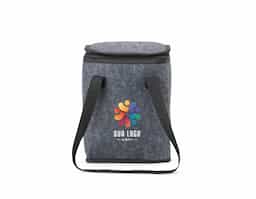 Confeccionada em feltro e com revestimento térmico interno, nossa bolsa térmica foi pensada para garantir a temperatura ideal dos alimentos, mantendo-os frescos e prontos para o consumo. Seu zíper facilita o fechamento e a segurança do conteúdo, enquanto as duas alças de mão proporcionam um transporte prático e confortável. Uma combinação de praticidade e eficiência para quem valoriza qualidade e cuidado com os produtos.