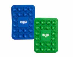 Libere o uso das mãos e utilize nossa ventosa para fixar celulares em superfícies lisas. Produzida em PVC flexível, conta com 20 ventosas que garantem a fixação dos celulares em superfícies como mesas, espelhos, janelas e até no carro, sem a necessidade de ferramentas extras. Basta remover o adesivo 3M, colá-lo no celular e fixá-lo na superfície. Além de sua praticidade, o suporte oferece um espaço exclusivo para personalização, tornando-se uma excelente opção para divulgar a marca do cliente.