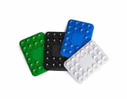 Libere o uso das mãos e utilize nossa ventosa para fixar celulares em superfícies lisas. Produzida em PVC flexível, conta com 20 ventosas que garantem a fixação dos celulares em superfícies como mesas, espelhos, janelas e até no carro, sem a necessidade de ferramentas extras. Basta remover o adesivo 3M, colá-lo no celular e fixá-lo na superfície. Além de sua praticidade, o suporte oferece um espaço exclusivo para personalização, tornando-se uma excelente opção para divulgar a marca do cliente.