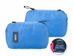 Organize itens de higiene com praticidade e estilo com esta nécessaire de boa capacidade, perfeita para viagens ou uso diário. Ela oferece três compartimentos funcionais: um bolso superior em malha para pequenos objetos, um compartimento central com zíper para itens maiores e três bolsos organizáveis para fácil acesso. Além disso, o bolso inferior com visor em malha permite a visualização e um acesso mais fácil aos itens mais volumosos, evitando que algo passe despercebido. Super prática, a nécessaire vem com um gancho para pendurá-la, garantindo acesso rápido e sem complicação. Feita em poliéster, ela é compacta, leve e cabe perfeitamente em mochilas e malas. Para dar um toque pessoal, conta com um espaço em material emborrachado, ideal para uma personalização exclusiva.