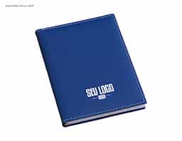 Agenda de capa lisa fosca na cor azul, com detalhes de costura branca nas bordas. Possui acabamento sem cantoneiras, conferindo um visual limpo e elegante. Ideal para organização pessoal ou profissional, combina funcionalidade com um design discreto e moderno.