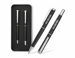 Nosso sofisticado kit de canetas esferográfica e roller em metal é ideal para quem busca estilo e funcionalidade. A caneta esferográfica possui acionamento por rotação, carga azul de 1.0mm, proporcionando uma escrita suave e precisa. A caneta roller, com carga de 0.7mm, oferece um traço delicado e fluido. O kit vem com um estojo de metal revestido em espuma, que protege e exibe as canetas com elegância, tornando-o um presente perfeito ou acessório de escritório refinado.