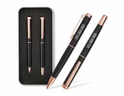 Nosso sofisticado kit de canetas esferográfica e roller em metal é ideal para quem busca estilo e funcionalidade. A caneta esferográfica possui acionamento por rotação, carga azul de 1.0mm, proporcionando uma escrita suave e precisa. A caneta roller, com carga de 0.7mm, oferece um traço delicado e fluido. O kit vem com um estojo de metal revestido em espuma, que protege e exibe as canetas com elegância, tornando-o um presente perfeito ou acessório de escritório refinado.