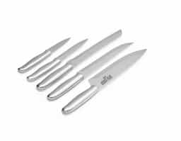 O kit de facas é a solução perfeita para quem busca qualidade nos cortes e organização na cozinha. Com 5 facas em aço inoxidável de diferentes tamanhos, oferece uma experiência gourmet única. Acompanha uma maleta de alumínio texturizado, com interior revestido de veludo e duas travas para maior segurança. A maleta também oferece espaço para personalização, tornando o kit ainda mais exclusivo e ideal para quem valoriza funcionalidade e estilo na cozinha.