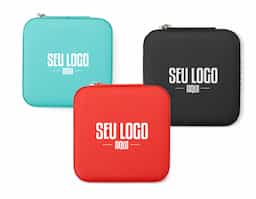 O organizador de acessórios é perfeito para manter seus itens sempre à mão e em ordem. Feito em couro sintético com revestimento aveludado, ele possui divisórias internas para acomodar anéis, brincos, pulseiras e colares. Seu espelho, além de proporcionar um toque prático para conferir o visual, também serve como divisória entre os compartimentos. Compacto e funcional, é ideal para quem busca praticidade e organização na hora de sair de casa.